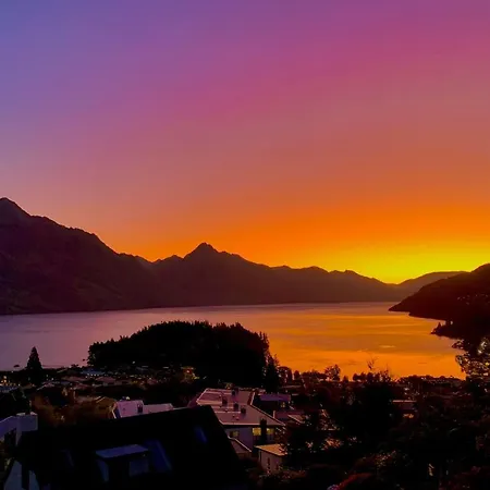 Heart Of Queenstown 5 Bdrm Apartment